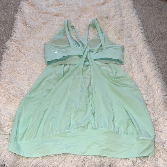 Lululemon athletica top size 10 w/ build in bra & removable cup inserts - Picture 11 of 17